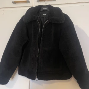 Jacka från BikBok  - Väldig snygg och trendig jacka från BikBok. Storlek S. Jätte fint skick! Kommer tyvärr inte till användning då jag har så många jackor 
