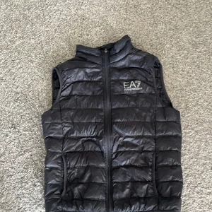 EA7 väst - Tjena! Säljer min fina Armani väst storlek M. Har haft den i kanske 8 månader o den börjar bli för liten så säljer den nu!