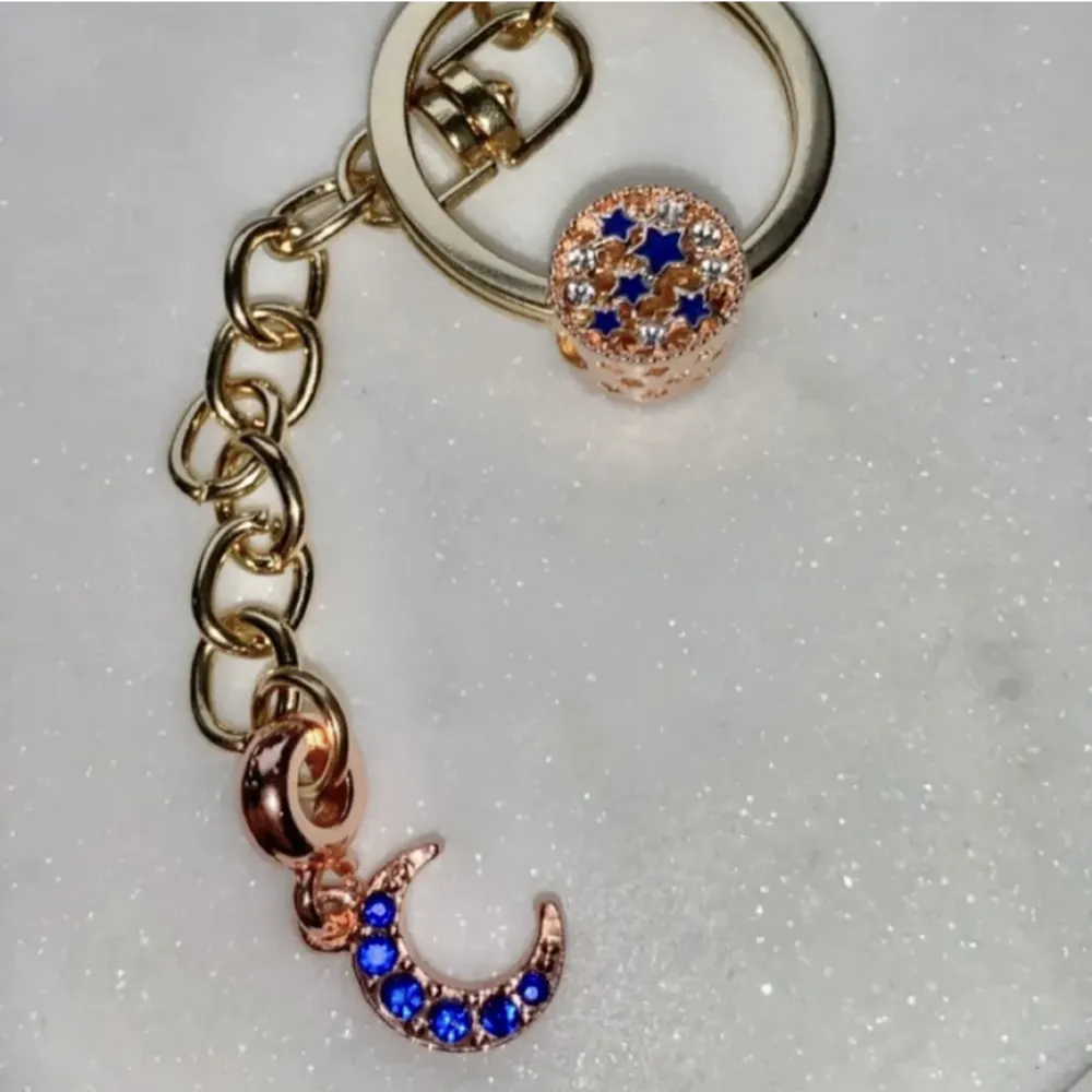 kolla in denna vackra handgjorda nyckelring. Varför inte ge den vardagliga nyckelring en estetisk uppgradering :) Checka gärna min profil för fler designer <3 Gör alla själv för hand, skriv vid frågor Ansvarar ej för postens slarv. Asusteet.