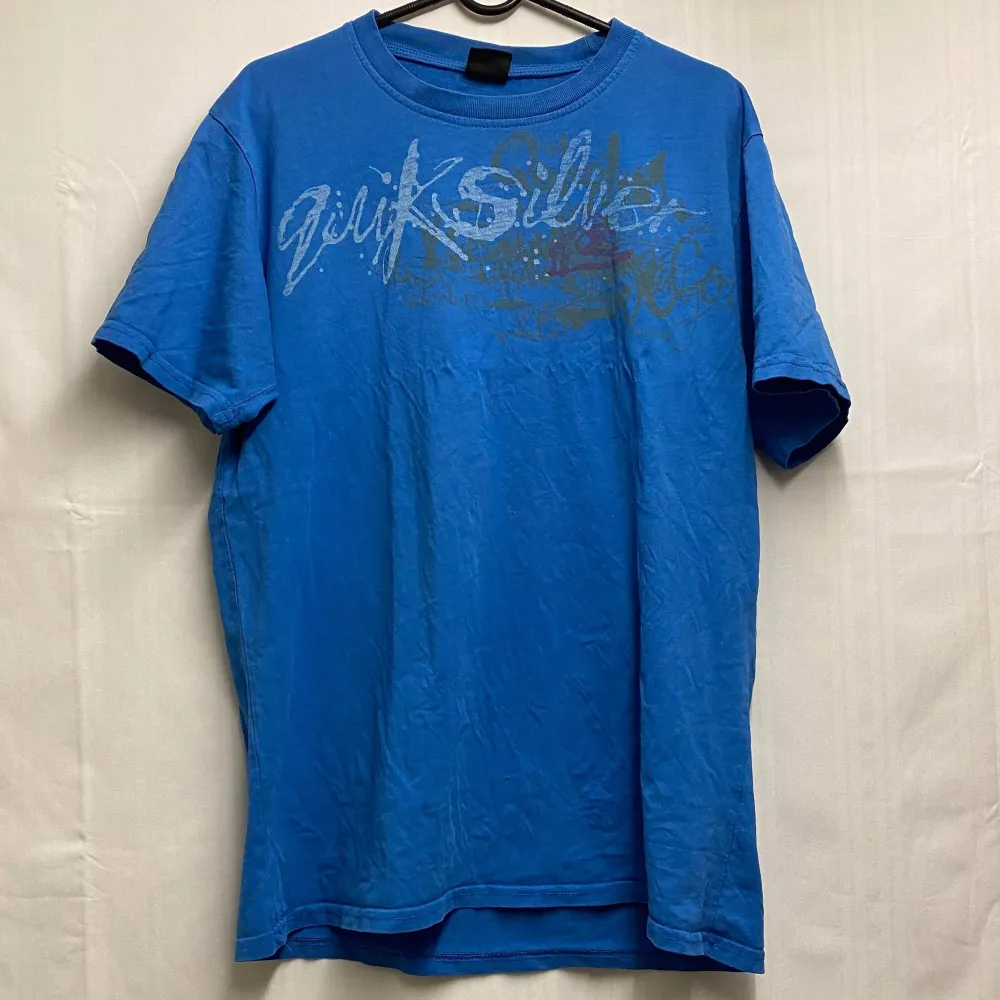 En blå quicksilver t-shirt i bra skick förutom att det är två väldigt små hål på framsidan av tröjan som man inte märker. . T-shirts.