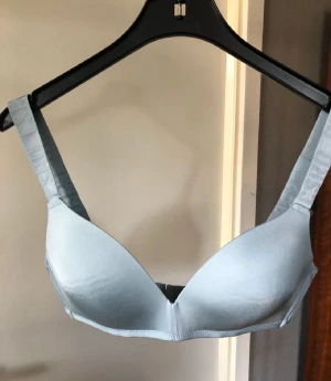 Bh - Bara testad. säljer för att den inte passar inte. vet inte vart den kommer ifrån. Har klippt av lappen på denna men är samma storlek som den andra jag rosa jag har lagt ut. 