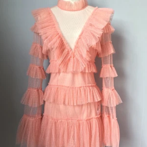 Rosa klänning  - Nyköpt klänning som aldrig är använd som jag säljer då jag fick hem fel färg och tyvärr kan jag inte posta tillbaka den längre. Nypris 800