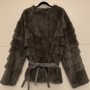 Pälsjacka i äkta kanin  - Pälsjacka i äkta kanin från By Malina. Stlk XL.  Säljer den efter att den använts vid ett tillfälle. Hoppas den kan hitta en ny ägare nu.  Nypris 4.000kr Nu 2400kr, pris går att diskuteras 