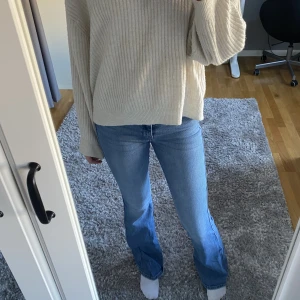 Blå bootcut jeans från Dr Denim - Fina ljusblå Jeans som sitter fint och är stretchiga. De är i storlek M/34 och funkar perfekt för mig som har långa ben. 💓