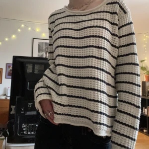 Stickad randig tröja - Fin randig tröja köpt på secondhand. Den är lite lösare stickad och har mer av en båtkrage. Skriv för fler bilder eller frågor🥰
