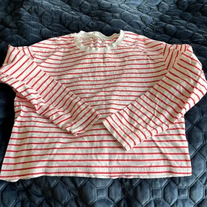 Randig tröja  - Säljer en jättefin och somrig randig tröja från Lindex! Har nästan inte använt!  Skriv för fler bilder