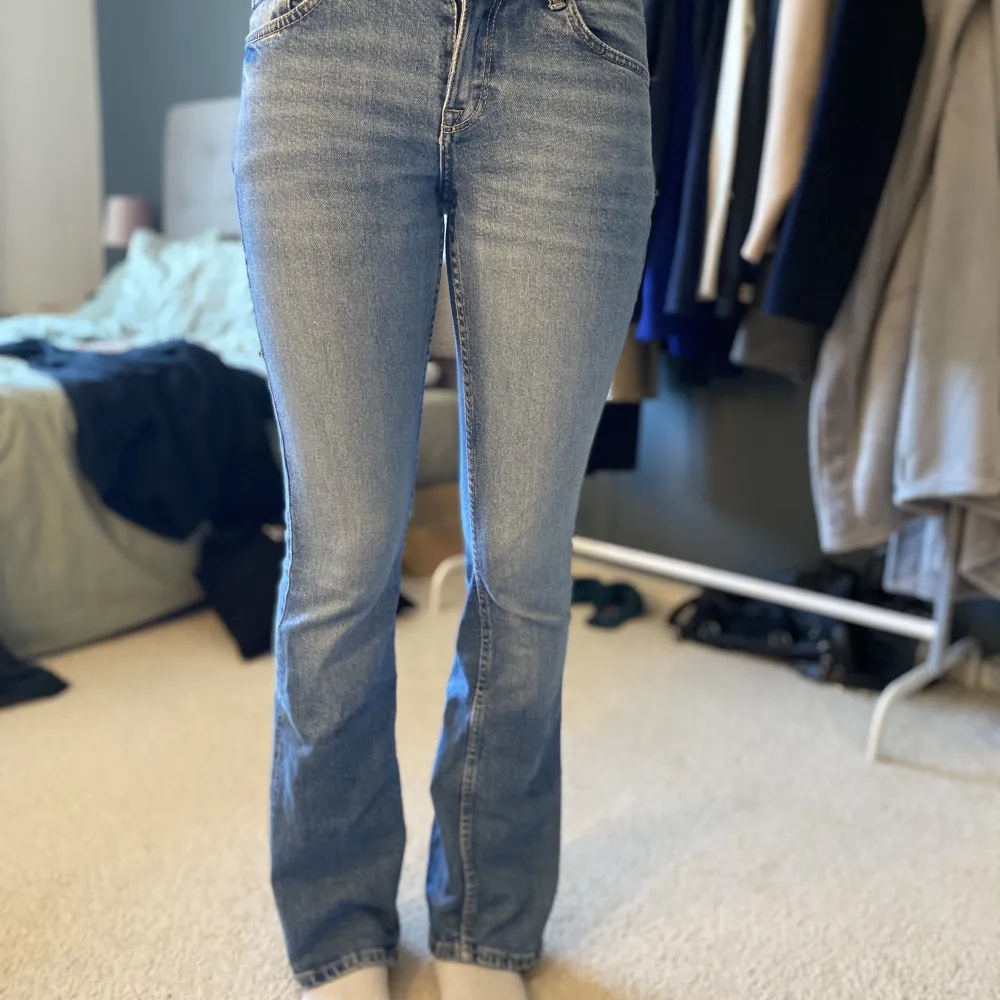 Low/mid waist Jeans från bershka, köpta för 1,5 år sedan. Bra längd på mig som är 165!! Nypris: 399kr. Jeans & Byxor.