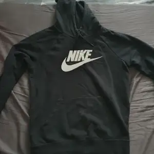 Nike hoodie för 150 kr