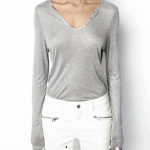 Grå Zadig Voltaire tröja  - Finstickad tröja från Zadig Voltaire med silvriga kanter. Nyskick. 450 + frakt