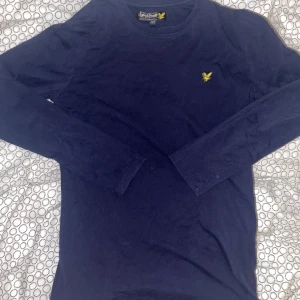 Mörk Blå ”Lyle & Scott” Långärmad - Mörk Blå Lyle & Scott Långärmad. Storlek 164-170 (14-15yr). Knappt använd, inga märken/hål/smuts och kvaliten är väldigt bra. Kunden betalar frakten 😚.