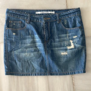 Lågmidjad jeanskjol  - Jättesnygg jeanskjol som tyvärr blivit förliten🥲 skriv privat för mer bilder eller frågor