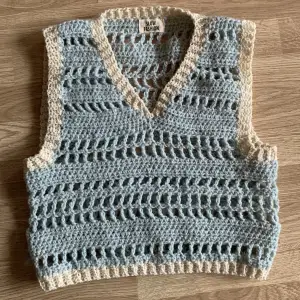 Frehanded crochet vest handmade with 100% wool. (Green wool is from a small store in Norway.) Unique, one-of-kind. Can send more pictures/info upon request! FRI FRAKT. (Feel free to also use price suggestion or message me!)