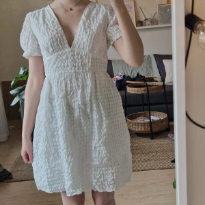 Vit klänning - Köpt här på plick. Använt en gång. Vet ej märket. Men bra kvalite på tyget och knapparna sitter stadigt. Hade fungerat utmärkt som en studentklänning. Något skrynklig på bilderna. Hör av dig vid frågor!:)