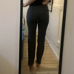 Grå kostymbyxor  - Grå kostymbyxor från uniqlo. Så mjuka och sköna. Väldigt bra kvalité och knappt använda! 