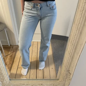 Jeans - Säljer mina jättesnygga weekday jeans ”Arrow” nu då de har blivit för små. De har endast använts ett fåtal gånger och är i väldigt bra skick