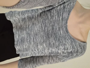 Tunn stickad tröja  - Tunn stickad tröja från HM. Säljes i befintligt skick, en liten söm på sidan har spruckit, men kan nog lagas med något stygn.