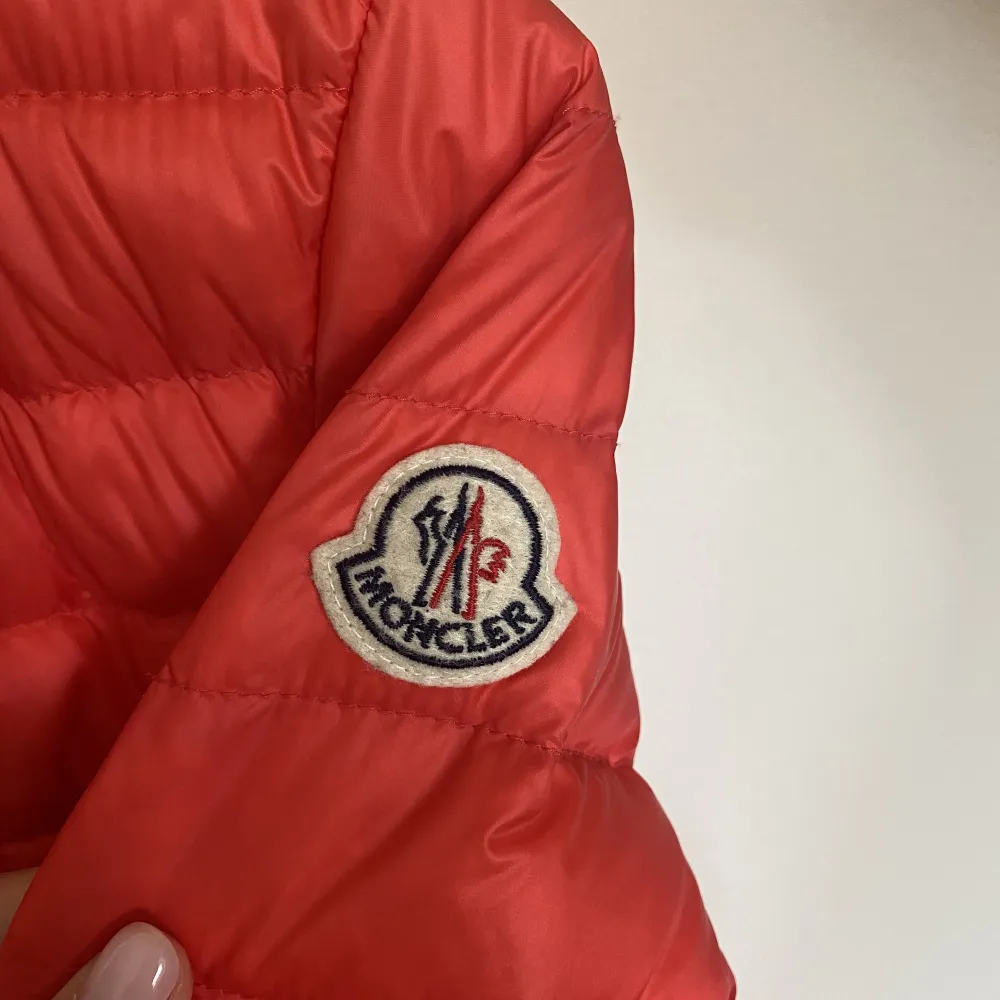 En röd moncler jacka i storlek xs. QR-kod finns. Säljer pga att den inte kommer tlll användning. Inga defekter.  Skriv för fler bilder. Ljuset gör inte färgen riktigt rätt. Köparen står för frakten, inga retuer.🥰. Jackor.