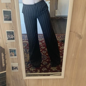 kattigaste brallorna - måste tyvärr inse att dessa inte passar mig längre men de är såå snygga, de är typ en kallbrun/svart färg på byxan och bena är väääldigt långa, det finns dock en slitning som blivit till ett hål längst ner på en benet hmu för bilder på de