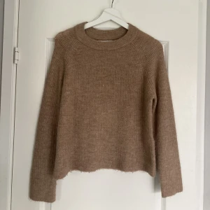 Stickat tröja - superfin mjuk tröja, använd några gånger och lite nopprig men superfin