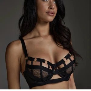 Svart bh hunkemöller  - Svart bh från hunkemöller private collection i storlek 75E, prislappar kvar. 
