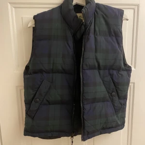 Väst - Osäker på om det är en herr eller dam modell men skulle säga att den passar båda.  Skriv för fler bilder eller mått! 🫶🏻🫶🏻