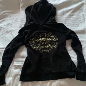 Hoodie med tryck - Svart hoodie med tryck:) Storlek 158/164 men passar S Har två annonser för samma vara, men på denna är det fri frakt.
