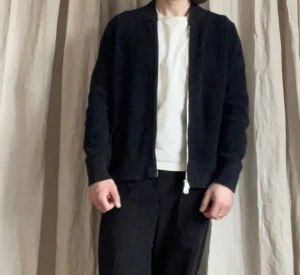 Arket kofta zip - svart - Svart zip från arket i bomull. Gott skick. Använd sparsamt men några år på nacken. Pris ex frakt.