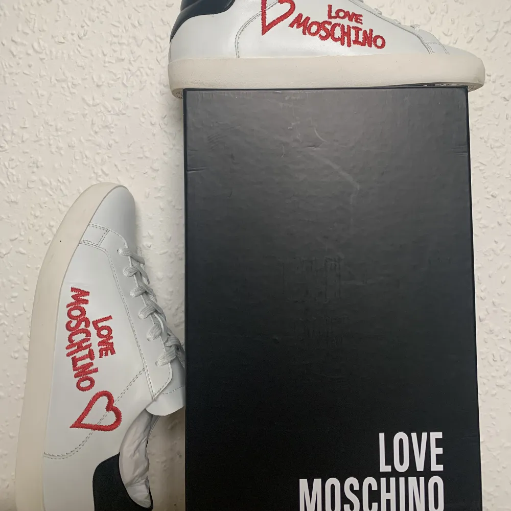 Nya vita sneakers ifrån love moschino ❤️ Pris: 1000kr Nypris: 2185kr Skick: Nyskick (se sulan bild 3) .Kartongen ingår i priset. Säljer dessa skor då dem dessvärre inte kommer till användning. Går bra att skriva vid fler frågor funderingar eller bilder ❤️☺️. Skor.