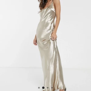 Balklänning  - En otroligt snygg champagne färgad siden klänning i nyskick i strl 32 som tyvärr inte passade mig 