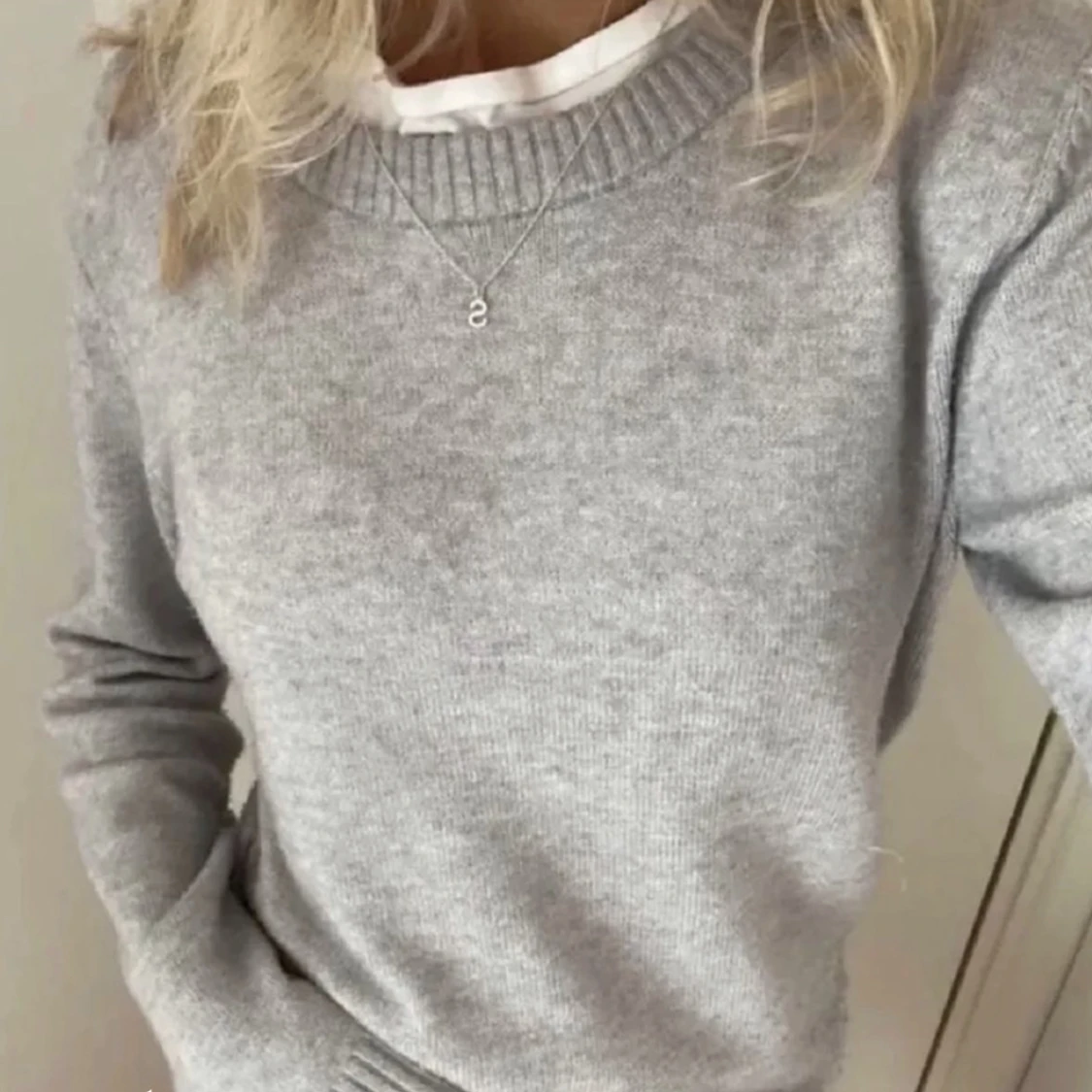 Grå vila tröja