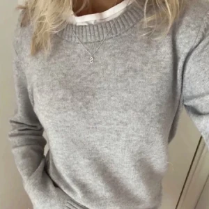 Grå vila tröja  - Grå vila tröja i bra skick 💘nypris 300. Säljer även en beige 