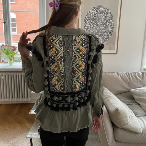 Säljer min coola jeansjacka - Skitcool jeansjacka med tryck😍 Storlek xs