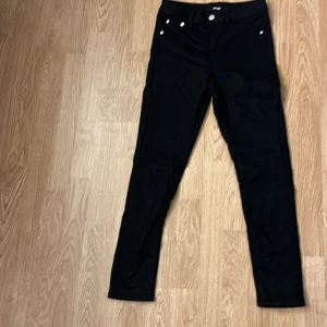 Jeans  - Jeans från Bikbok i storlek S. Aldrig använda och köpta för 299kr. Säljer de för 100kr