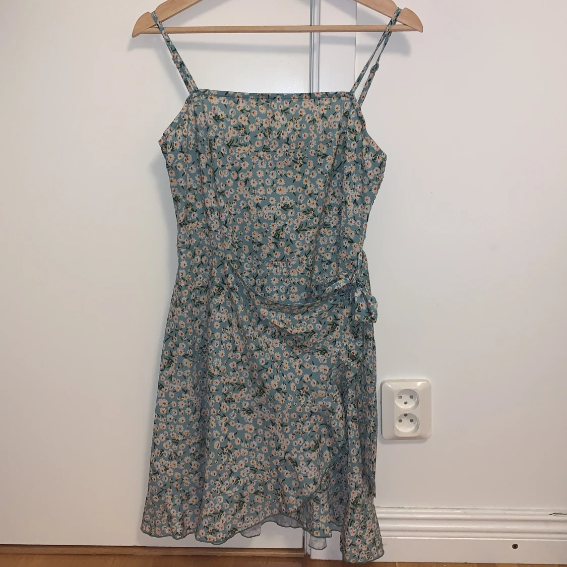 Grön omlottklänning med blommor - 90