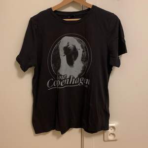 Svart oversize t-shirt med ”Tour Copenhagen 1989” tryck. Väldigt bra skick! 