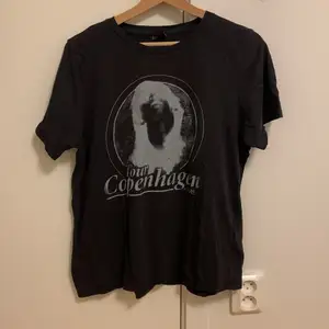 Svart oversize t-shirt med ”Tour Copenhagen 1989” tryck. Väldigt bra skick! 