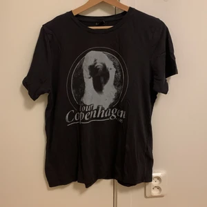 Oversize t-shirt med tryck  - Svart oversize t-shirt med ”Tour Copenhagen 1989” tryck. Väldigt bra skick! 