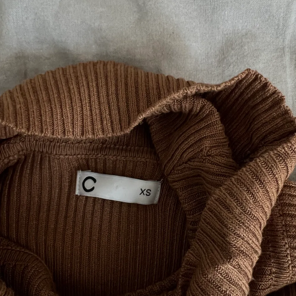Säljer denna höstiga polo tröja från Cubus. Köpare står för frakt🤎. Tröjor & Koftor.
