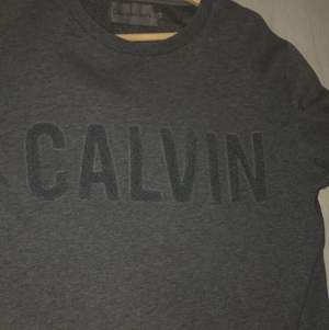 Idag så säljer jag min Calvin klein sweatshirt för 350, den är i strl M och den är rätt så bekväm. Jag har använt den lite då och då förut. Den är köpt för 700 kr, passa på och köp! 😊