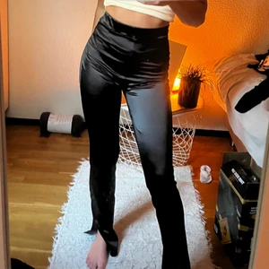 satin byxor - Från nelly, aldrig använda. Är 171 för referens. Pris går att diskutera och köparen står för frakten!