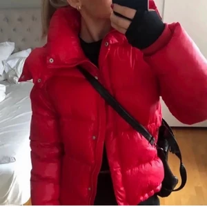 Röd bik bok jacka - hej hej, just nu har jag intressekoll på min röda bik bok jacka🫶🏻 skriv privat för mer info och vad du kan tänka dig att betala om du är intresserad!😽 (första bilden är inte min)