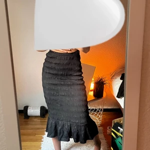 Lång kjol  - Kjol från Gina tricot. Är ca 171 för referens. Pris går att diskutera och köparen står för frakten!