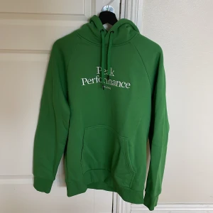 Peak Performance - Race green hoodie M - Helt ny och oanvänd Peak hoodie. Med etikett och låda kvar.
