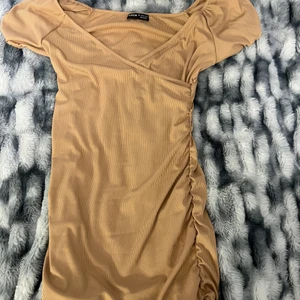 Klänning - Storlek L men funkar som en M, beige.