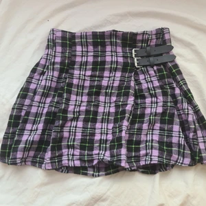 Lila kjolar M och XL - Det fin två kjolar en i M och en i XL. Den är liten i storleken så M blir som S och XL blir som L.