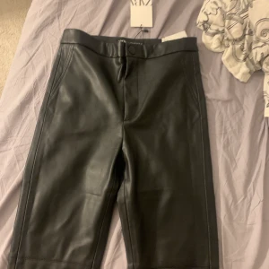 zara skinnbyxor st. S - Säljer pga fel storlek och kunnde inte lämna tbx, Ett par jätte fina bekväma skinnbyxor från zara. Helt oanvända, Dom är otroligt stretchiga och snygga. Prislappen är kvar 
