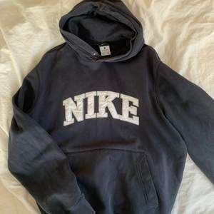 Funderar på att sälje min älskade Nike hoodie då den inte kommer till användning längre! Är i helt okej skick. Kom gärna med bud elle prisförslag! Skriv till mig vid frågor eller intresse!❤️ 