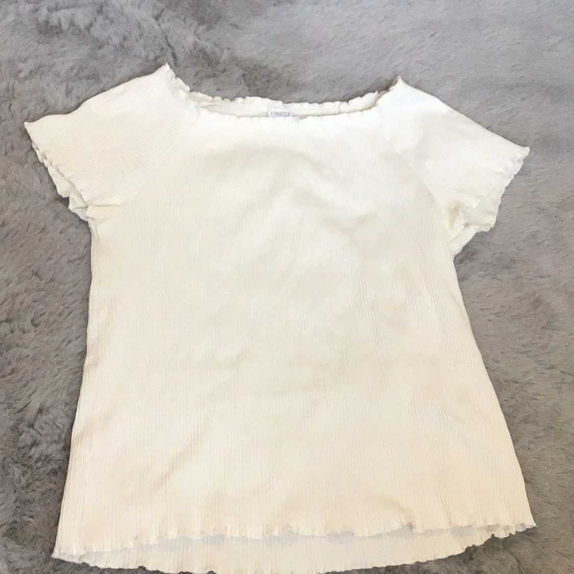 Vanlig T-shirt med ribbat mönster Lindex 158/164 i storleken. 