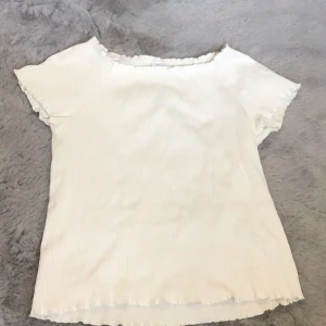 Vanlig T-shirt med ribbat mönster Lindex 158/164 i storleken.  - Lite miss färning i armhålan 