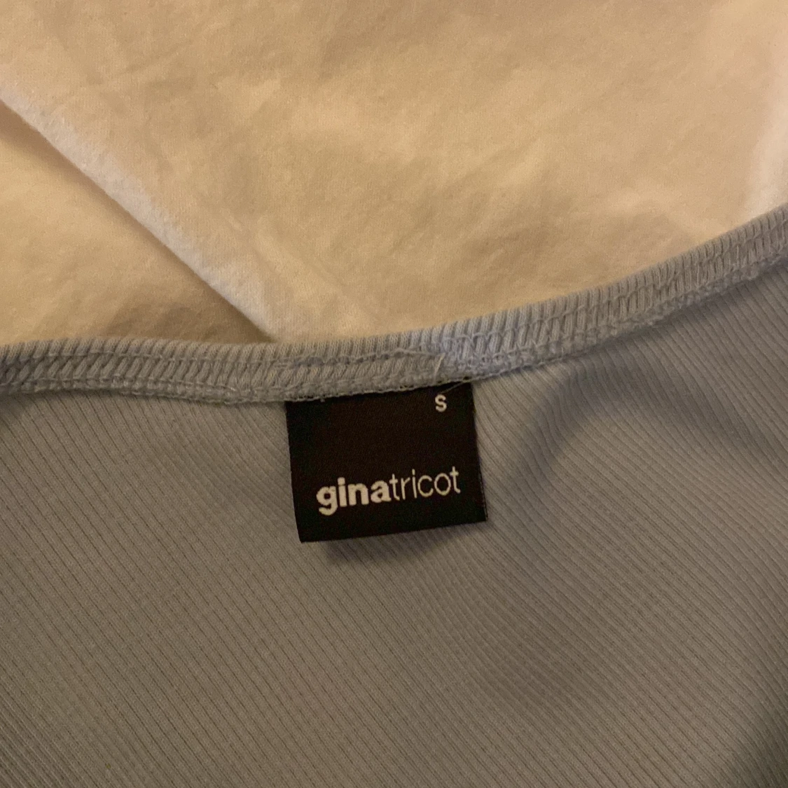 Ljusblå enarmad tröja (Gina tricot) - 91